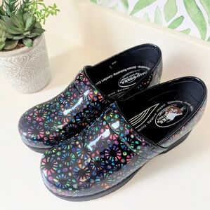 NWOT Easy Works Street Black Colorful Bursts Clogs Slip Resistant 8